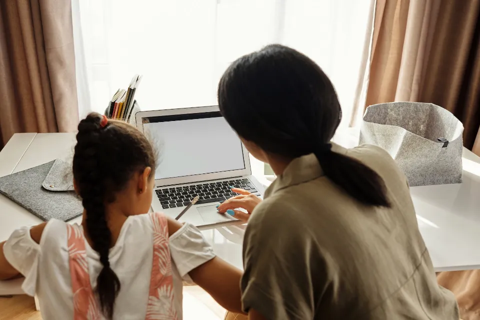 How to Start Online School in 2023: a Beginner's Guide